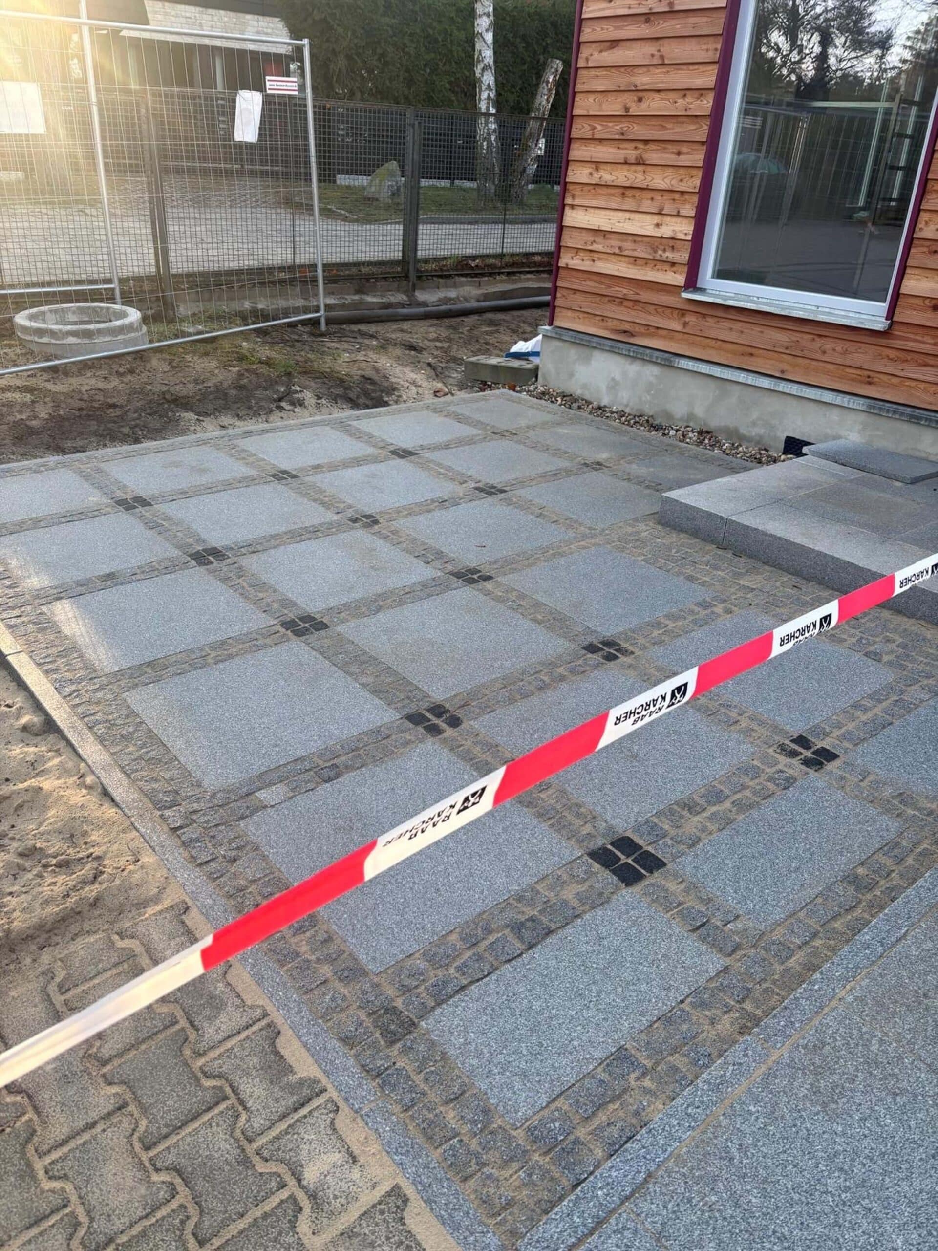 Detail der Granitplatten mit Mosaikeinfassung und Basaltakzenten